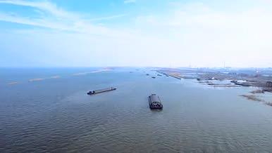 4K航拍洪泽湖水路运输轮船航运船只视频的预览图